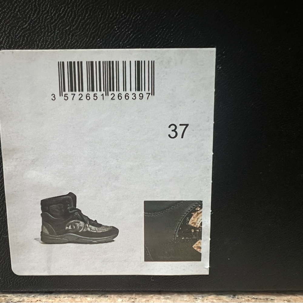 Chanel leather and tweed boots - Picture 6 of 9